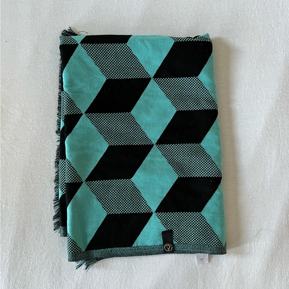 Ivivva turquoise scarf. - Picture 4 of 4